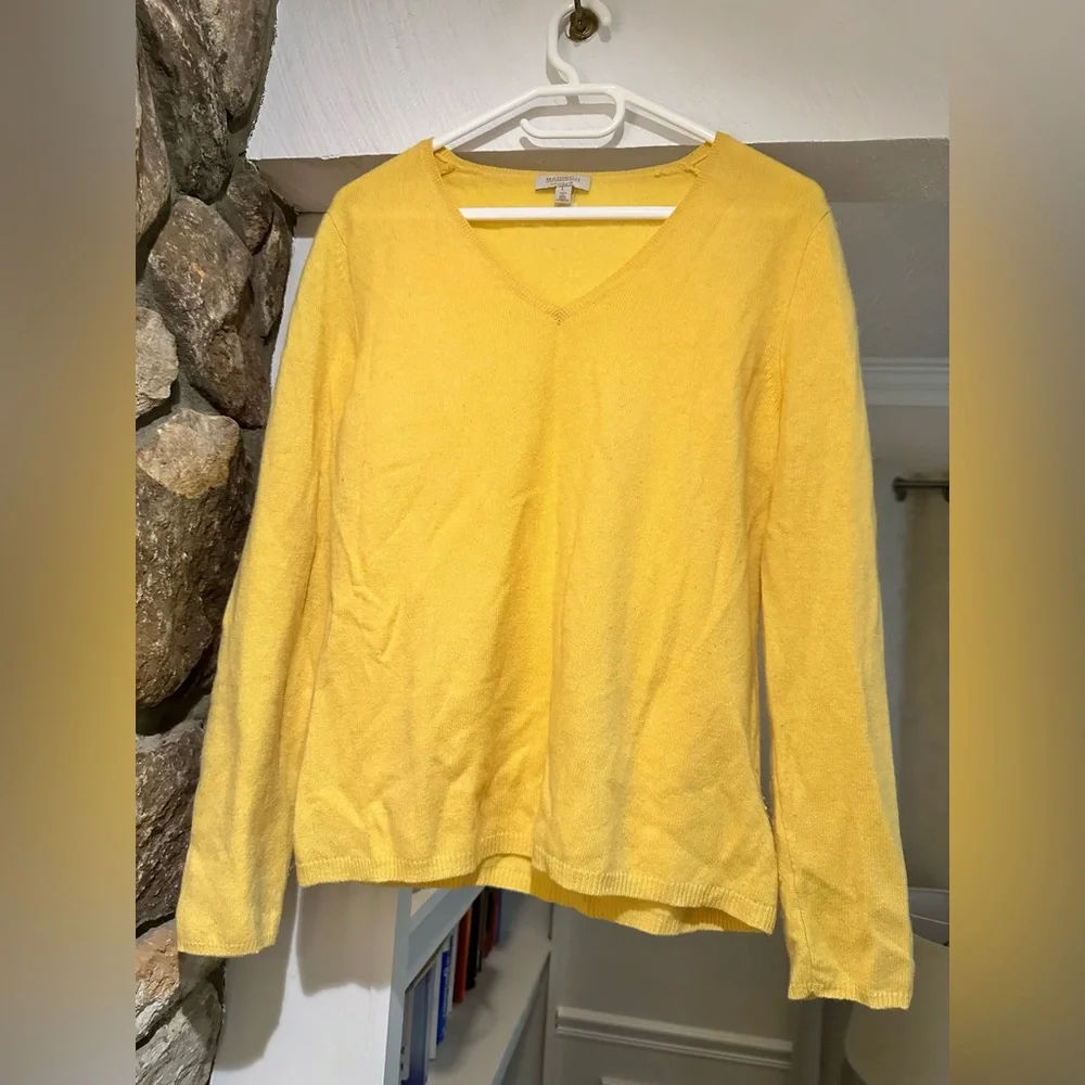 Madison $259 100%Cashmere V-Neck Sweater Size L Yellow V-Neck Knit - Picture 4 of 9
